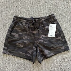 Athleta Camo Farallon Short‎ Size 4 Tall